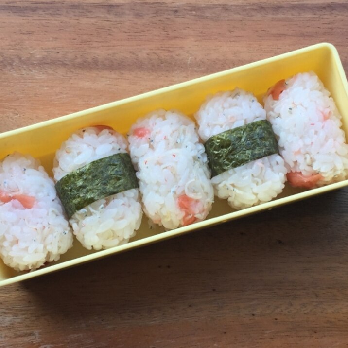 お弁当 じゃことうめ干しの小さなおむすび♪